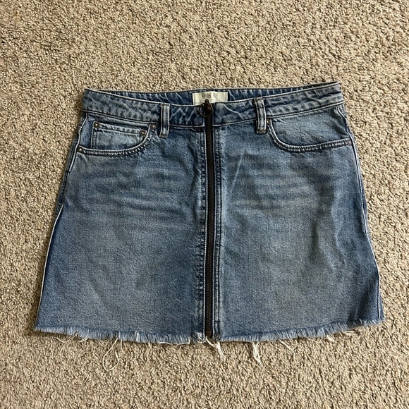 Free People We The Free Zip It Up Denim Mini Skirt Frayed Edge Sz 30 Blue Skater - Picture 2 of 8